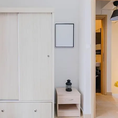 Soluna 2-bdrm Maisonette With Shared Garden, Sani