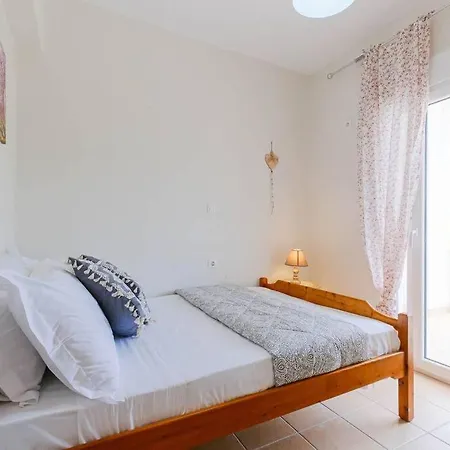 Soluna 2-bdrm Maisonette With Shared Garden, Sani