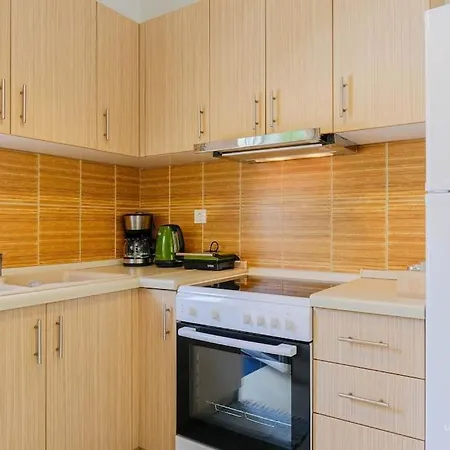 Apartamento Soluna 2-bdrm Maisonette With Shared Garden, Sani